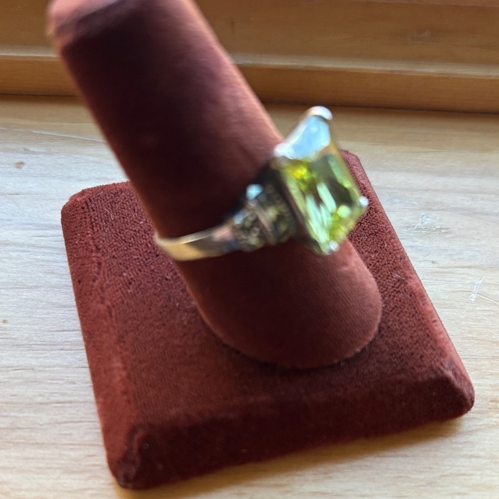 Elegant Sterling Silver Peridot Size 9 Gemstone Ring - Picture 2 of 5